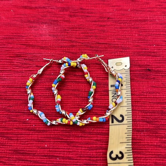 Beaded and braided gold hoop earrings - Picture 4 of 4